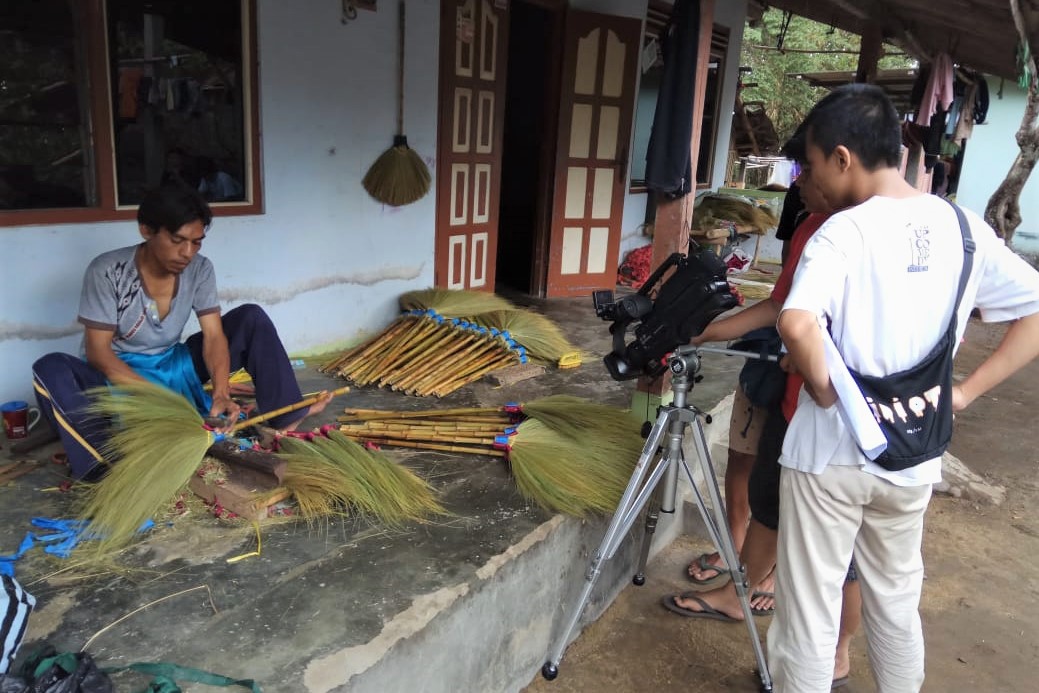 Prodi Manaprodsi Bimbing Pemuda Karasan Membuat Video Potensi Desa