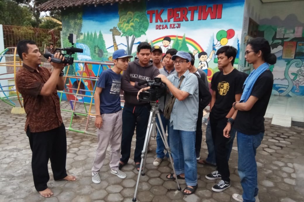 Tim PKM Manaprodsi Garap Drama Perajin Batu Dusun Keji 