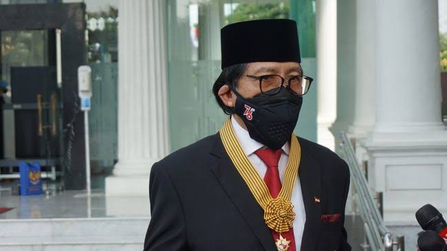 Anugerah Bintang Jasa Utama dari Presiden Joko Widodo Untuk Dr. Ishadi SK