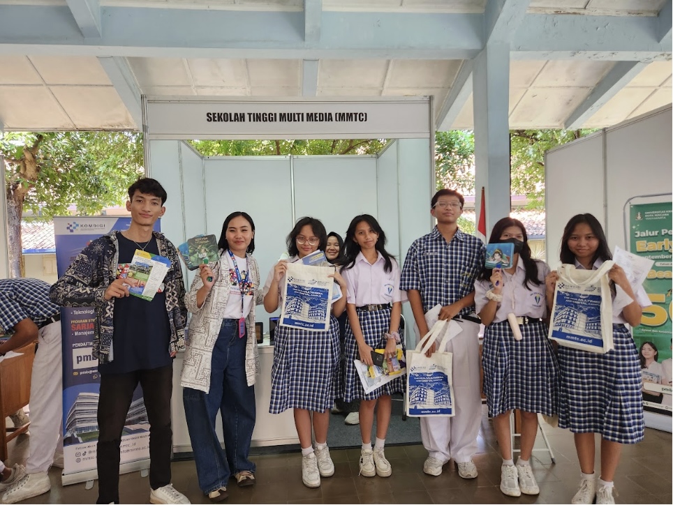 Siswa Stella Duce 2 Antusias ke Stand STMM karena Karya Mahasiswa