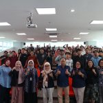 Pengisi, undangan, dan peserta seminar karir melakukan foto bersama setelah selesai acara. Kurang lebih ada 80 peserta yang tertera di foto ini. Baris paling awal diisi oleh pejabat akademik STMM dan pemateri. Kemudian di bagian belakang ada peserta yang terdiri dari mahasiswa, calon wisudawan, dan alumni STMM.