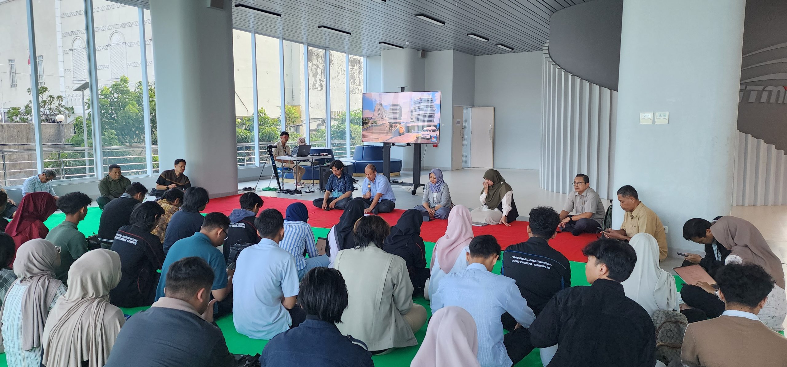 Dialog Terbuka Pihak Kampus STMM dan Mahasiswa di Selasar Gedung Transformasi Digital Sekolah Tinggi Multi Media